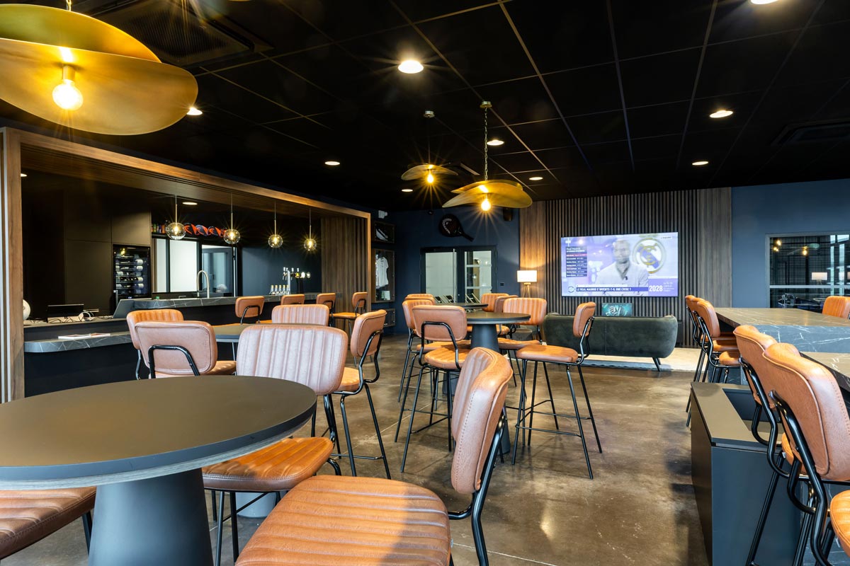 Intérieur du club house avec mobilier confortable et ambiance calme