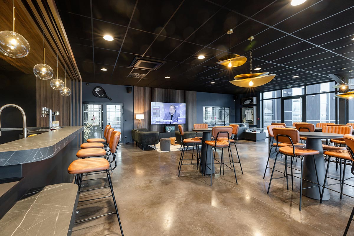 Espace convivial du club house pour échanges et détente