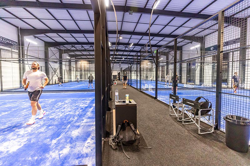 Parois vitrées panoramiques sans poteaux pour terrains de padel