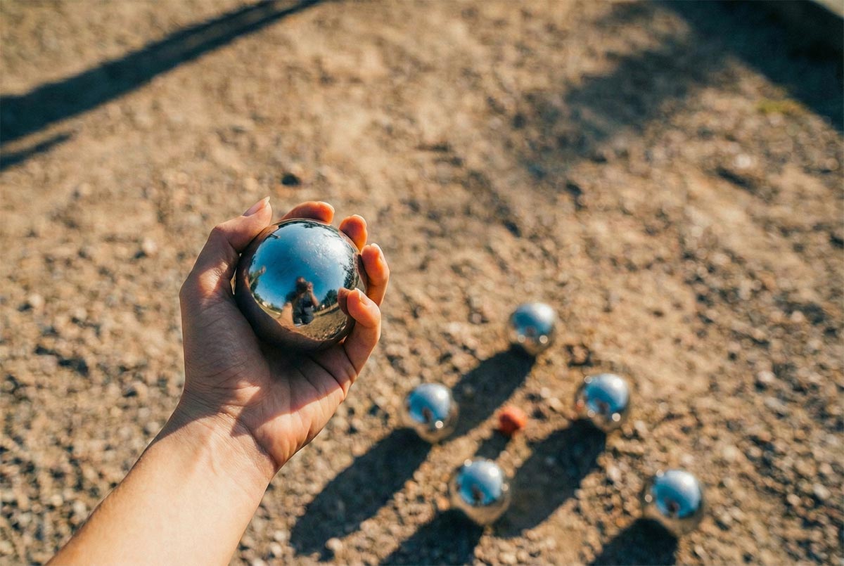 Terrasse extérieure et terrains de pétanque du club house